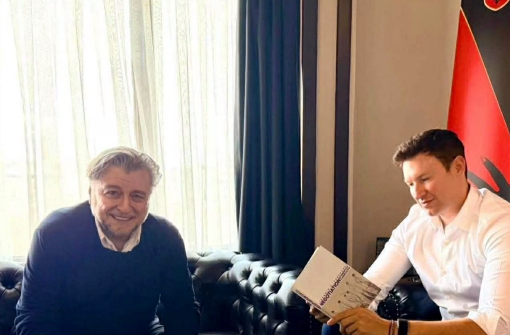 Албанскиот амбасадор во Скопје објави па избриша фотографии од средбата со Љубомир Фрчкоски