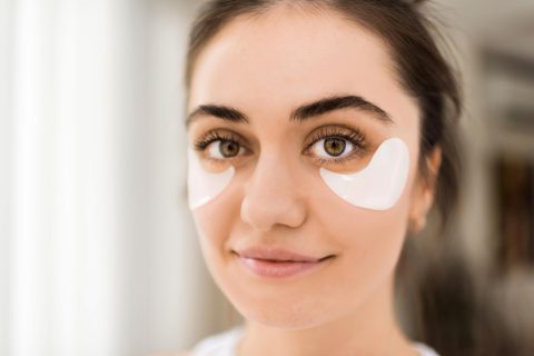 Дали страдате од темни кругови околу очите? Еве што навистина функционира, а што е само маркетиншки трик