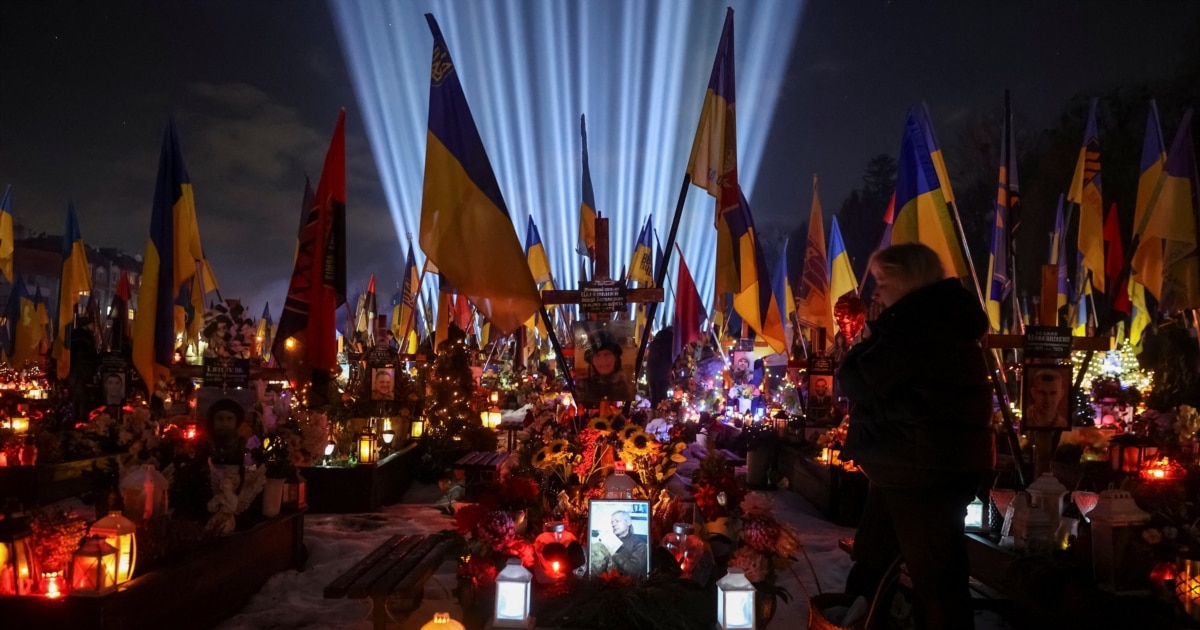 Украина влегува во петтата година од војната со Русија, борбите и преговорите продолжуваат