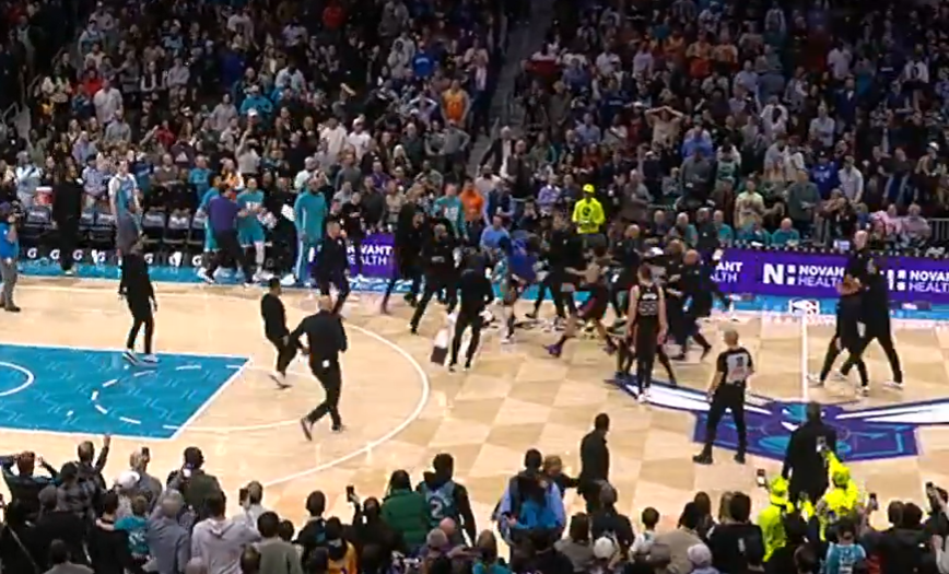 Тепачка во Шарлот, четворица исклучени, на терен влета и полиција (Видео)