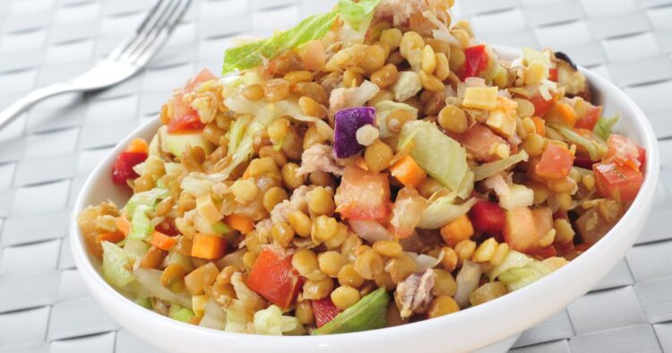 РЕЦЕПТ НА ДЕНОТ: Топла посна салата со леќа