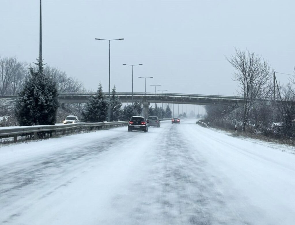 Снег на пат кон Македонија: Зимски циклон од Јонско море носи нова снежна покривка