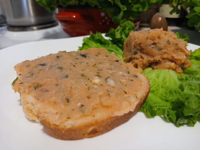 Домашна паштета од чаден лосос со семки од тиква