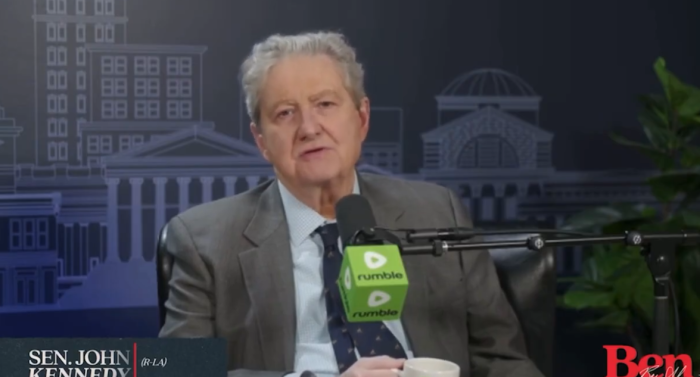 СЕНАТОРОТ КЕНЕДИ: Не мора да бидете будала за да станете сенатор, таму со задоволство ќе ве обучат да бидете тоа!