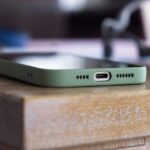 Малите дупки на телефоните не се случаjни, тие играат важна улога