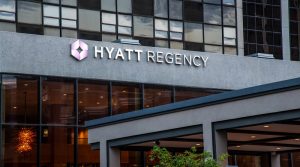 НОВА ЖРТВА НА ЕПСТИН – оставка на претседателот на групацијата „Хајат“ поради контакти со осудениот сексуален престапник