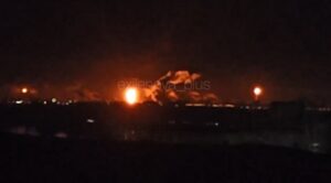 ВИДЕО: Експлозии и огромен пожар во Русија, нападнат е клучен објект на Лукоил