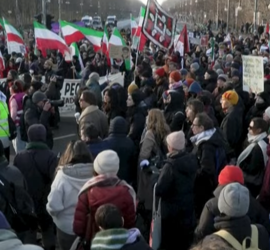 Масовен протест во Берлин за поддршка на иранските граѓани кои се кренаа на бунт против режимот