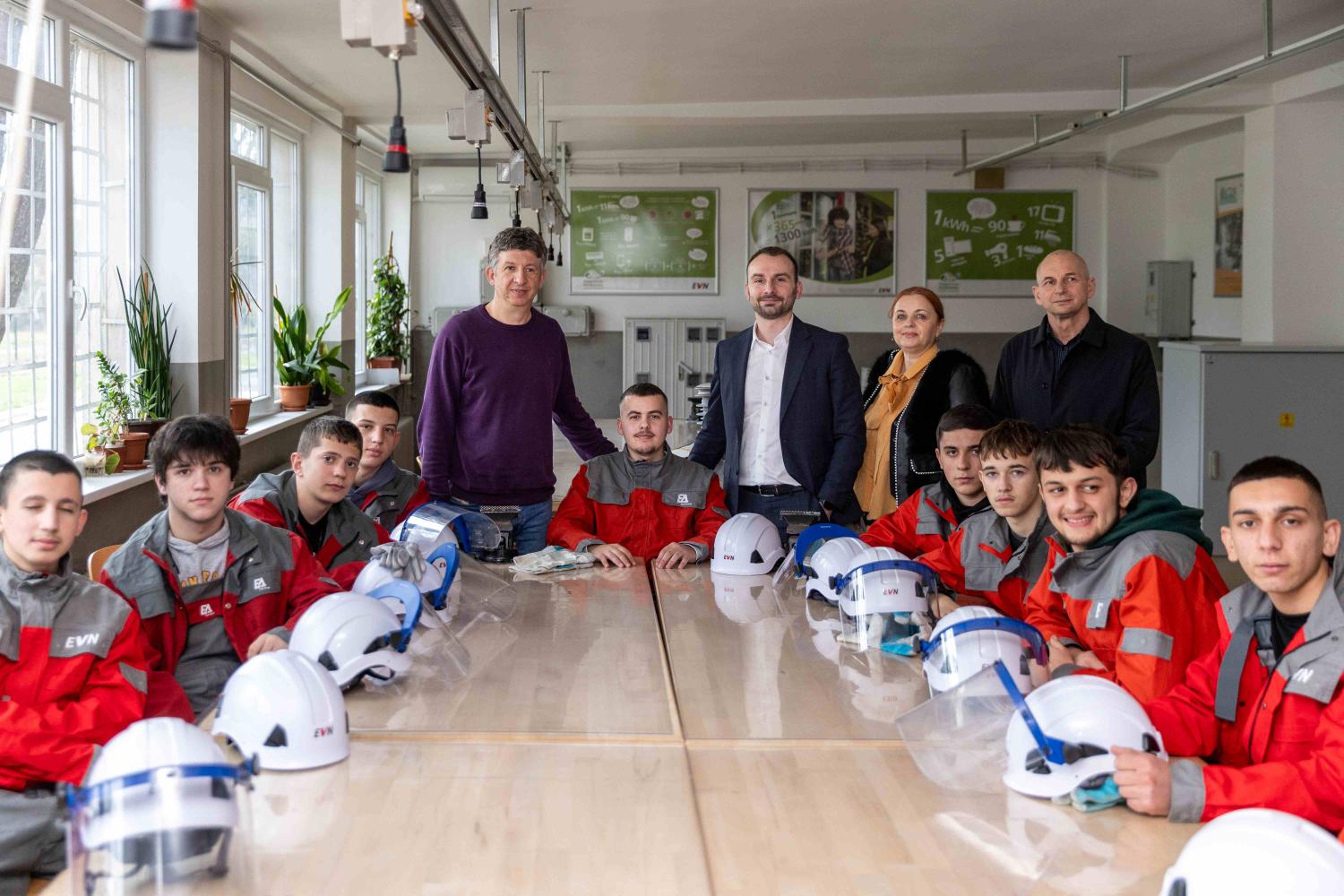 ЕВН Македонија донираше модерно опремена просторија за учениците од дуално електротехничко образование во СЕТУ „Михајло Пупин“