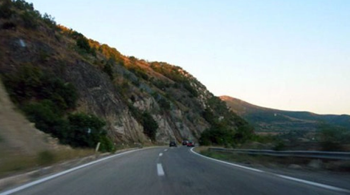 Исчистен одронот на патот Катланово – Велес, сообраќајот нормализиран