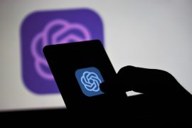 Кинески компании обвинети за копирање на американски модели за вештачка интелигенција