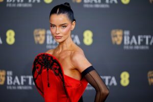 (Видео) Која е убавицата во црвениот фустан што привлече внимание на доделувањето на БАФТА наградите?