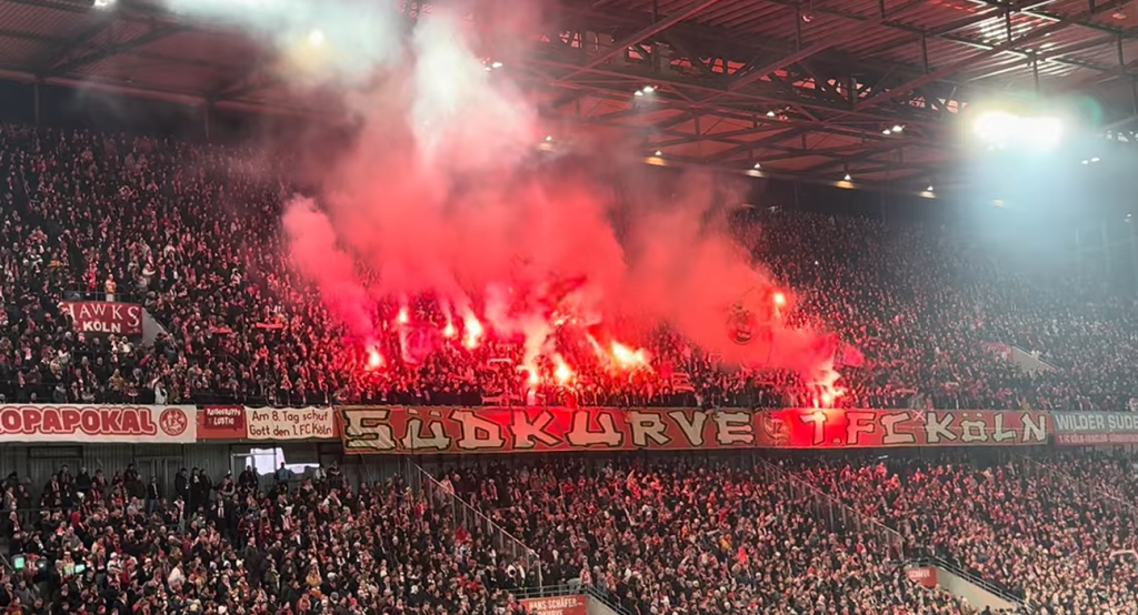 Нереални сцени во Германија: Полни трибини, транспаренти, пиротехничко шоу на меч на младинци! (ВИДЕО)