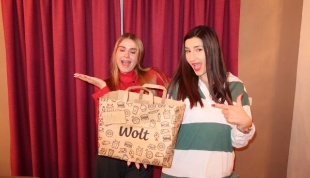 Љубов и вино во ист ден: Јелена и Ксенија си разменија Wolt изненадувања и ја славеа дружбата