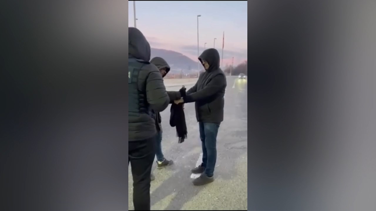 Груби се врати во Македонија – насмеан, со очила за сонце и лисици на раце ја посети Шутка на кратко