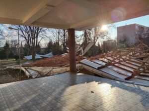 (ФОТО) Невреме во Гевгелија: Силниот ветер го однесе кровот на средното училиште „Јосиф Јосифовски“