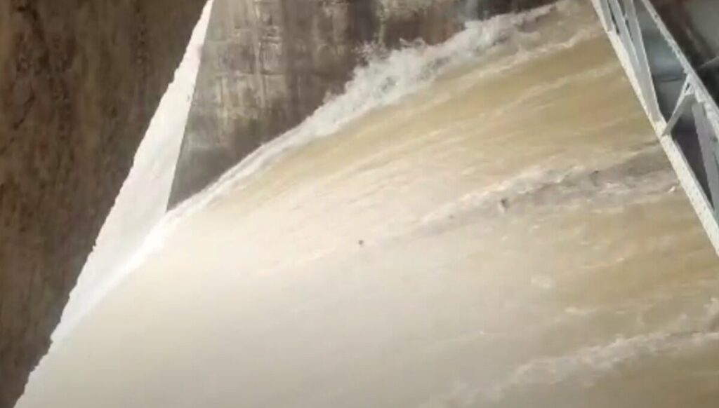 Локални зголемувања на водостоите: УХМР издаде предупредување поради врнежите