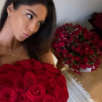 (Фото) Ѓина Џиновиќ доби 1.000 црвени рози: Во свилена бањарка позираше покрај огромните букети