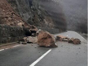 Одрон на патот Кичево-Гостивар кај Колари, на Лисец-Попова Шапка забрана за автобуси и камиони