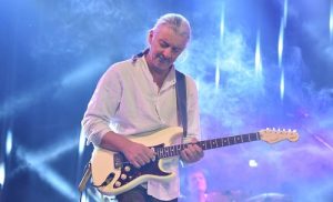 Денес роденден прославува нашиот познат гитарист Димитар Божиков – Мичо