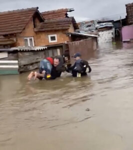 Драматични сцени во Кичево: Евакуирани неподвижни лица, мештаните ги спасуваат и животните