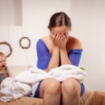 Митот за мајката на која сѐ ѝ е лесно: Зошто е време да престанеме да се преправаме дека сме совршени