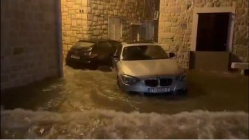 Циклонска плима и оркански ветер ја поплавија Далмација, затворени патишта и шеталишта