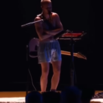 (Видео) Џастин Бибер се појави речиси гол на Греми: „Не му е добро, нека му помогне некој!“