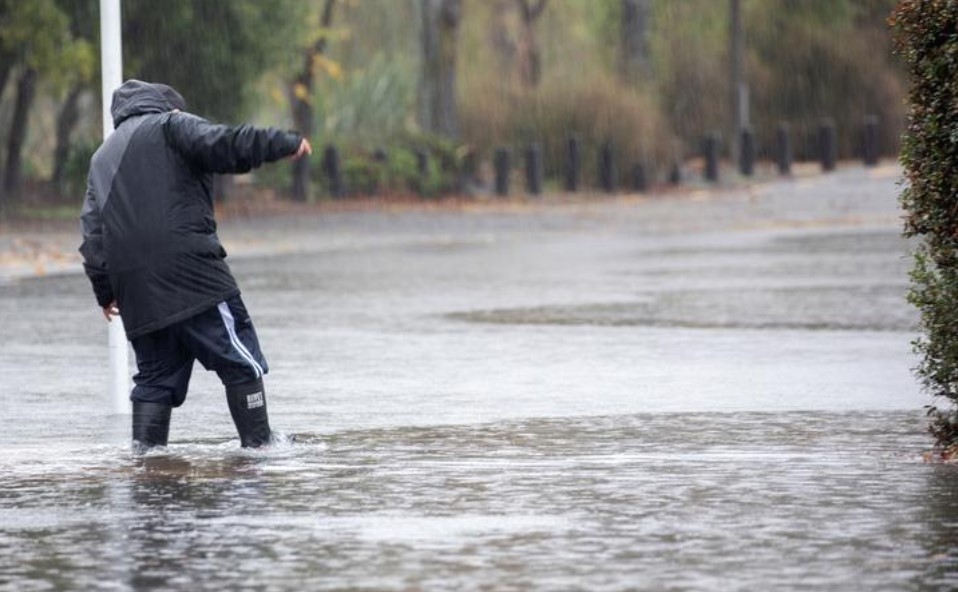 Две лица загинаа во невреме во Франција