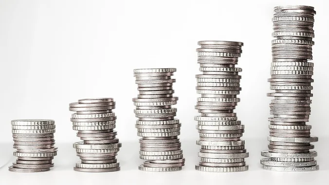 Кога таа заработува повеќе од него: Каде може да се заглави и каде сè функционира совршено