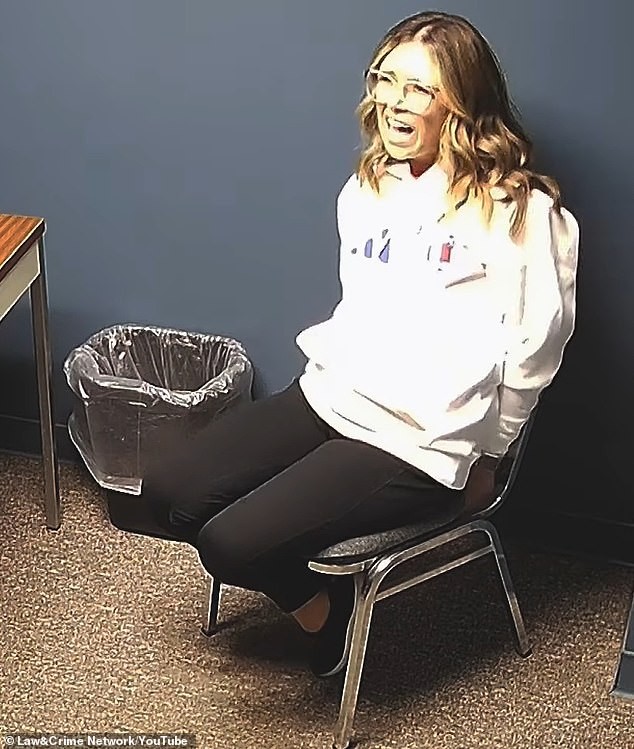 Тајната врска што ја шокираше цела Индијана: Секретарка на училиштето плаче додека им кажува на полицајците дека имала односи со ученик само три пати… и чекала додека не наполнил 18 години