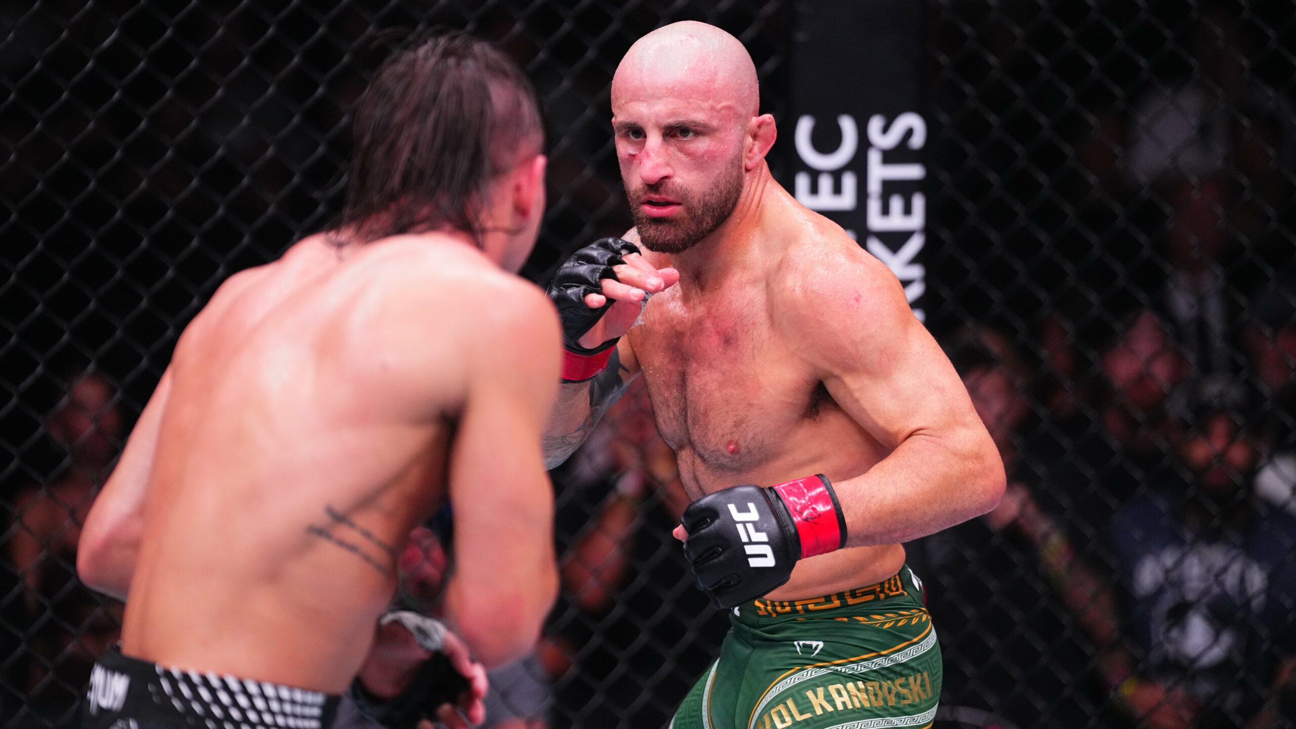 Волкановски останува неприкосновен УФЦ крал во перолесна категорија