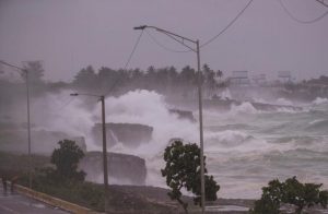 Бурата во Нов Зеланд го наруши сообраќајот, илјадници семејства останаа без струја
