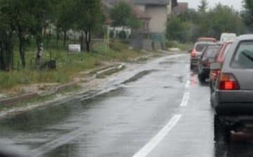 СОСТОЈБА НА ПАТИШТАТА: Се одвива во зимски услови по влажни коловози