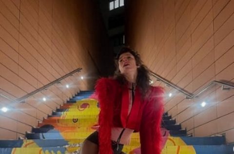 Ана Стојановска на црвен килим повторно бунтовна и смела, овој пат по гаќички и тоа на снег