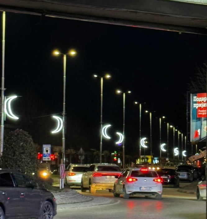 „ЗА РАМАЗАНСКИТЕ ПОСТИ ПОЛУМЕСЕЧИНИ, ЗА ВЕЛИГДЕНСКИТЕ НИШТО“: Фотографија од Тетово украсено во духот на Рамазан, предизвика масовни реакции
