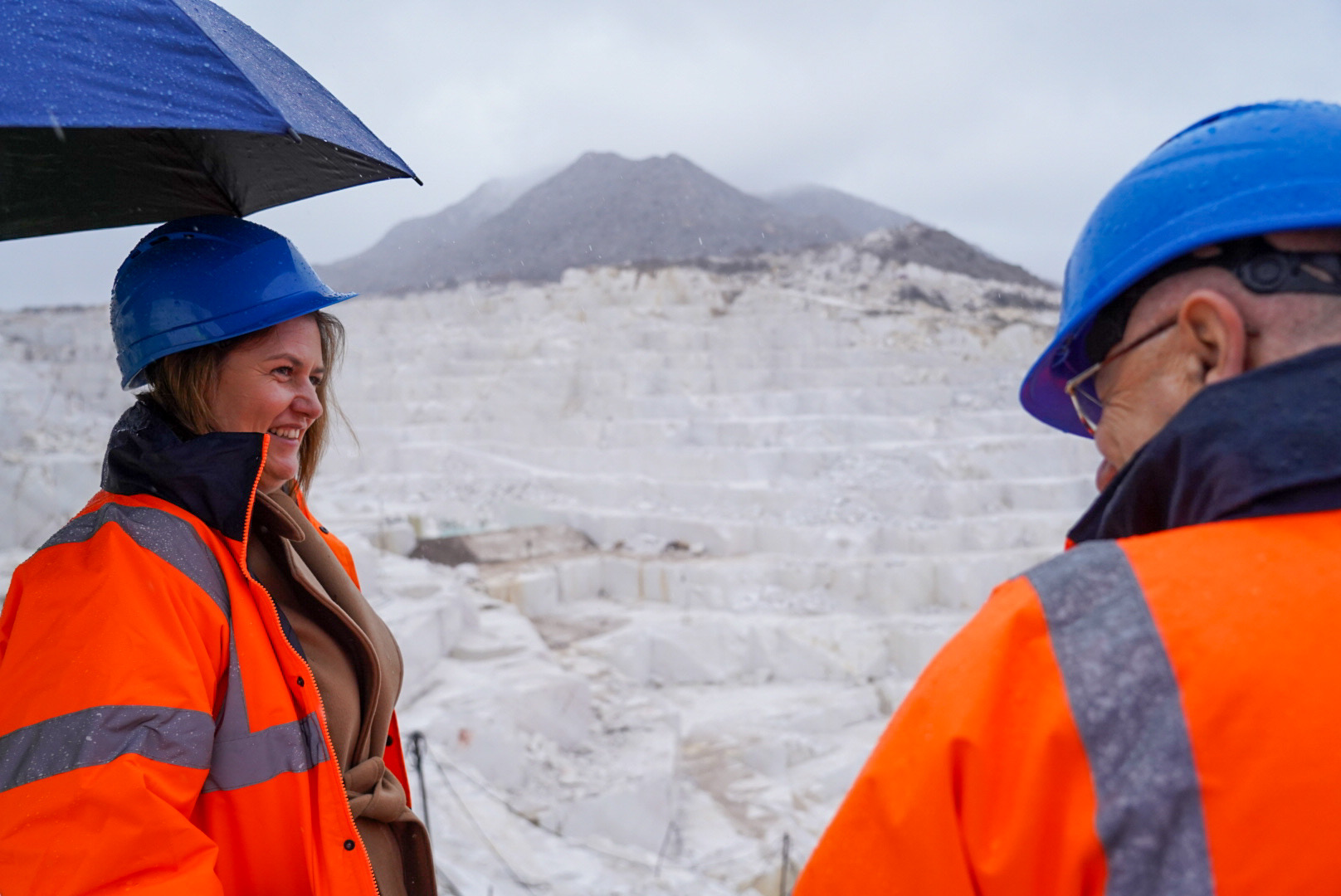 Божиновска во теренска посета на „Мермерен Комбинат Прилеп“: Македонските ресурси мора да создаваат поголема додадена вредност дома