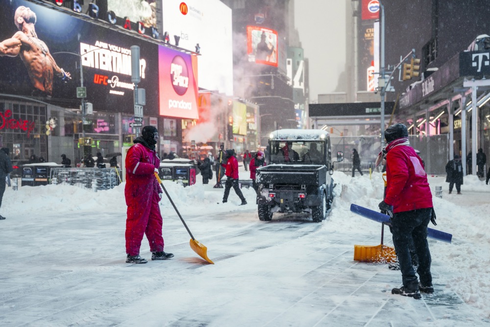 (Видео) Зимската бура во САД не се смирува: стотици илјади луѓе без струја, откажани летови