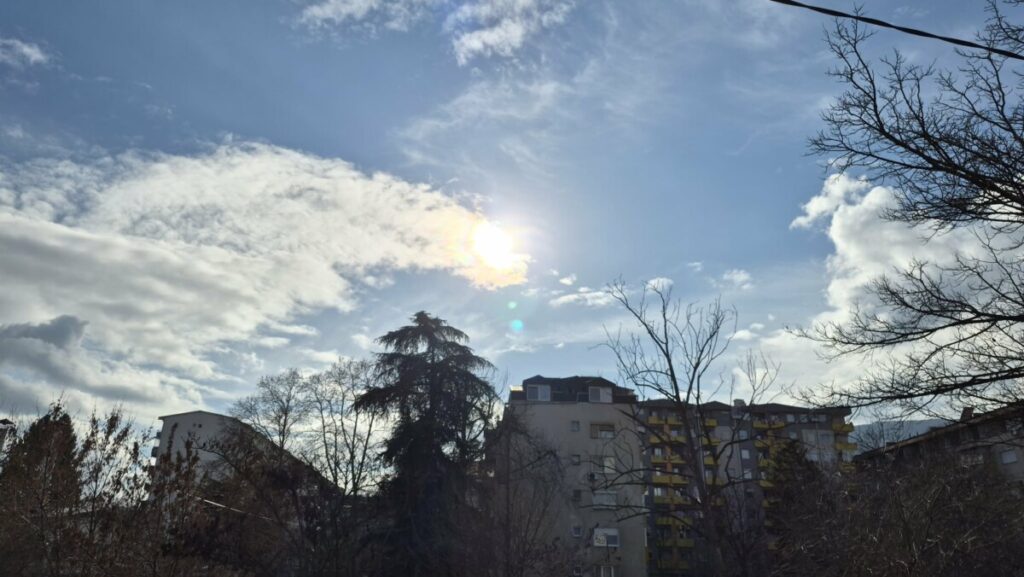 Променливо облачно со услови за повремени слаби врнежи од дожд