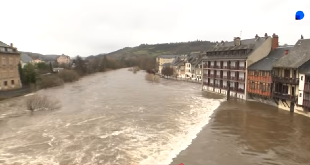 (ВИДЕО) БУРА ЈА ЗАФАТИ ФРАНЦИЈА: Загина возач на камион откако го удри гранка што му ја прободе шофершајбната