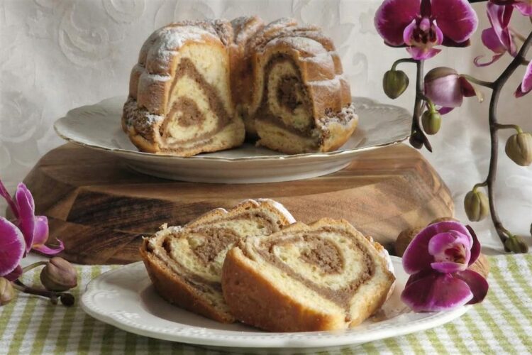 РЕЦЕПТ НА ДЕНОТ: Орев штрудла во куглоф