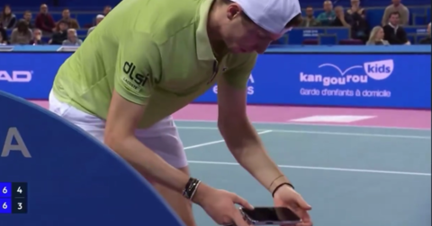 Сомнителниот пораз на Умбер: Водеше, погледна во телефонот, а потоа го загуби мечот (ВИДЕО)