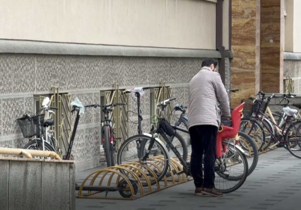 Како пратениците стигнаа на работа? – Некој пеш, некој со велосипед, но имаше и такви кои дојдоа со автомобил