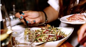 КАКО ДА ГУБИТЕ ТЕЖИНА БЕЗ ДИЕТИ: Едноставни трикови што можат да ви помогнат да се ослободите од вишокот килограми