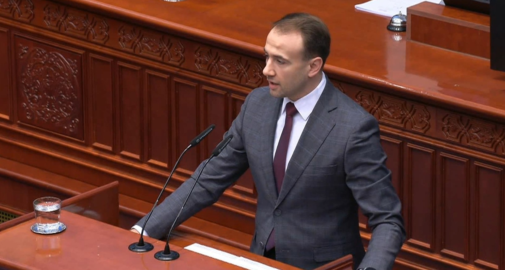 Се намалуваат коефициентите за пресметка на функционерските плати