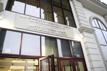 МНР и амбасадите во Доха и Абу Даби апелираат до македонските државјани да ги следат информациите и да ги контактираат за помош