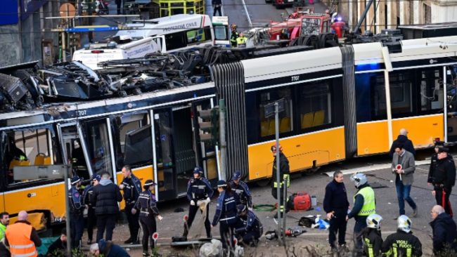 ТРАМВАЈ ИЗЛЕТА ОД ШИНИ ВО МИЛАНО, НАЈМАЛКУ ЕДЕН ЗАГИНАТ