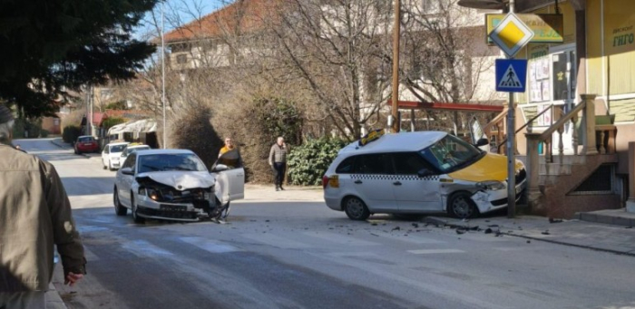 Сообраќајка помеѓу возило на МВР и такси во Црниче