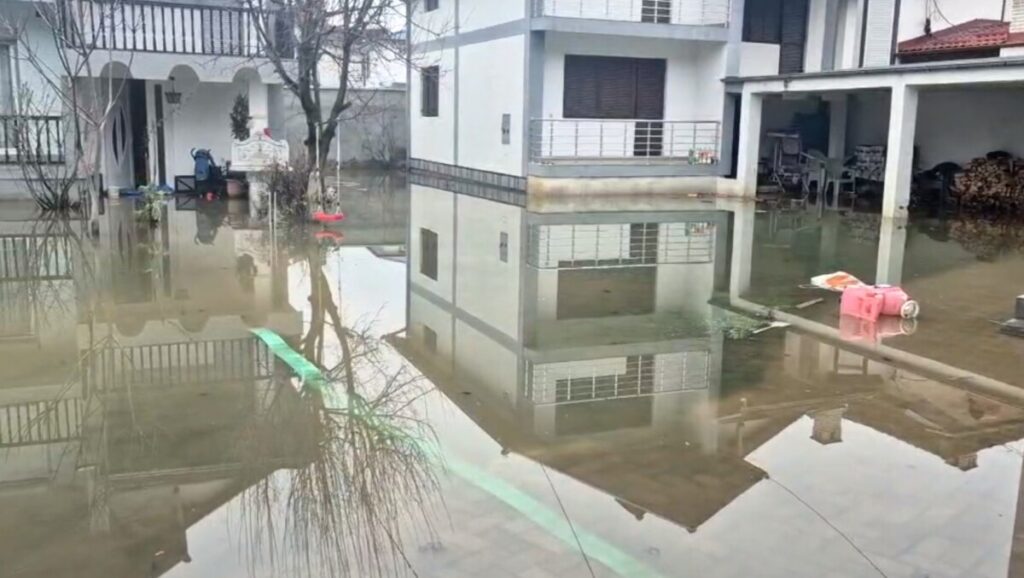 Волонтерите на Црвениот крст на терен во село Форино: 500 објекти оштетени од поплавите