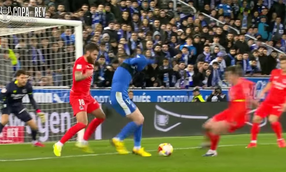 Хрватски фудбалер направи пенал каков што досега немало во историјата на фудбалот (ВИДЕО)